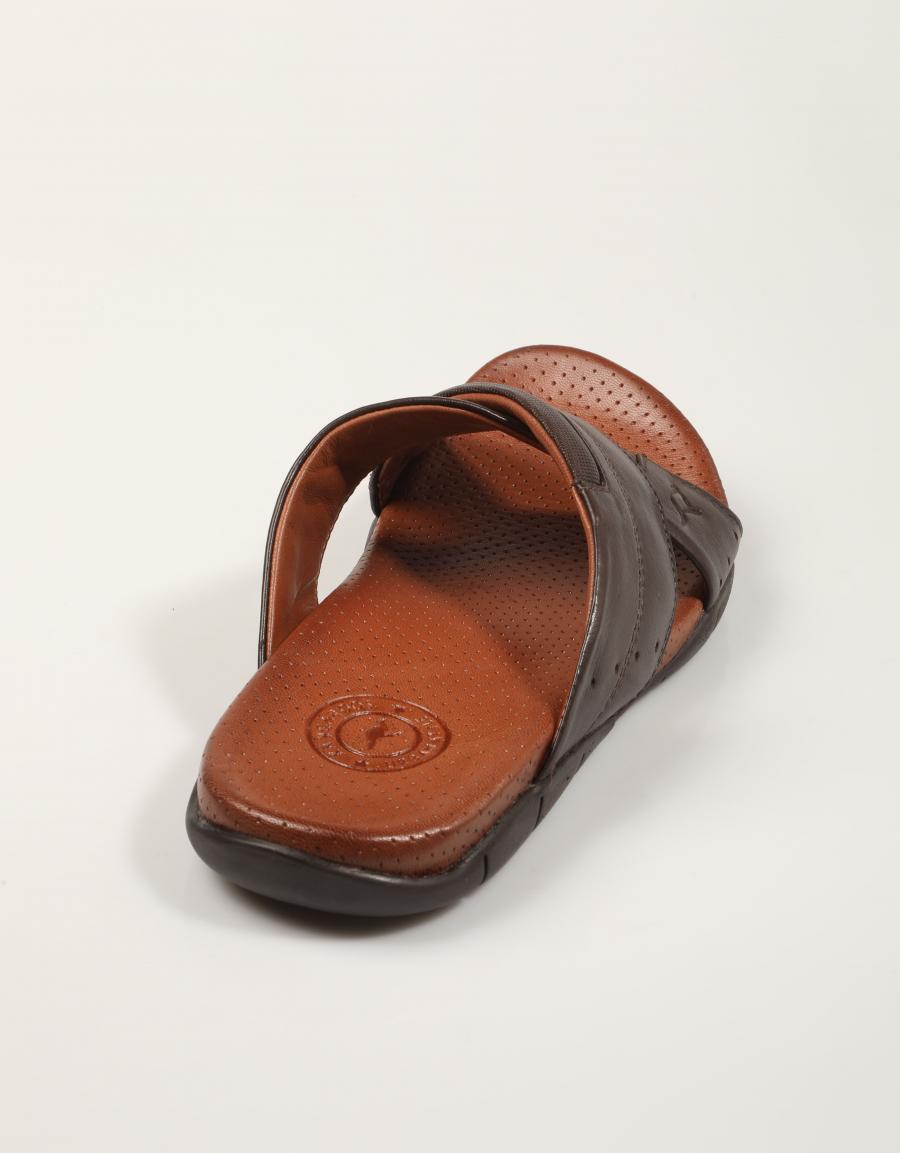 SANDALIAS KANGAROOS PALA PIEL MARRON en color Marron