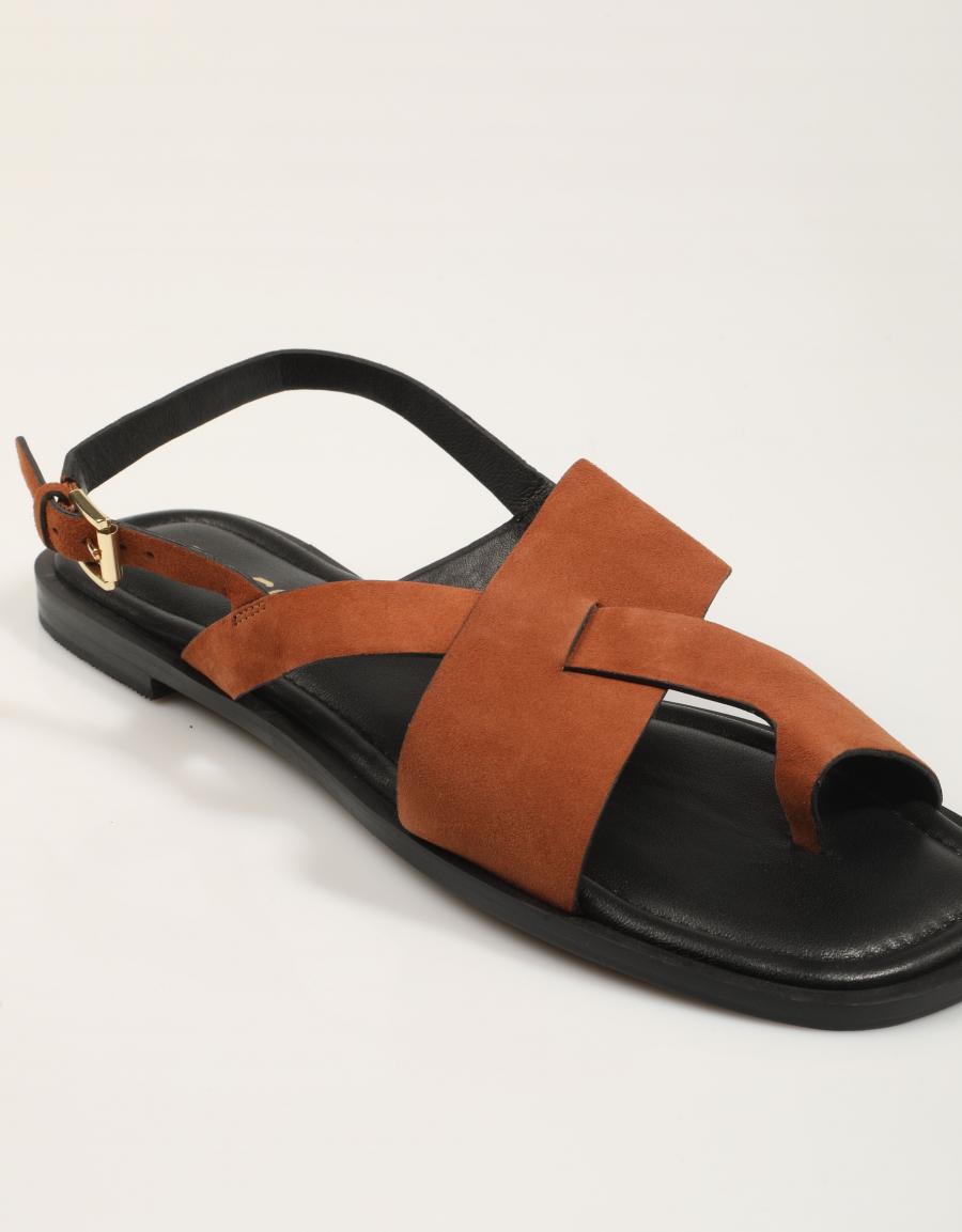 SANDALIAS AN-SE SANDALIA DEDO BRUCIATO en color Cuero