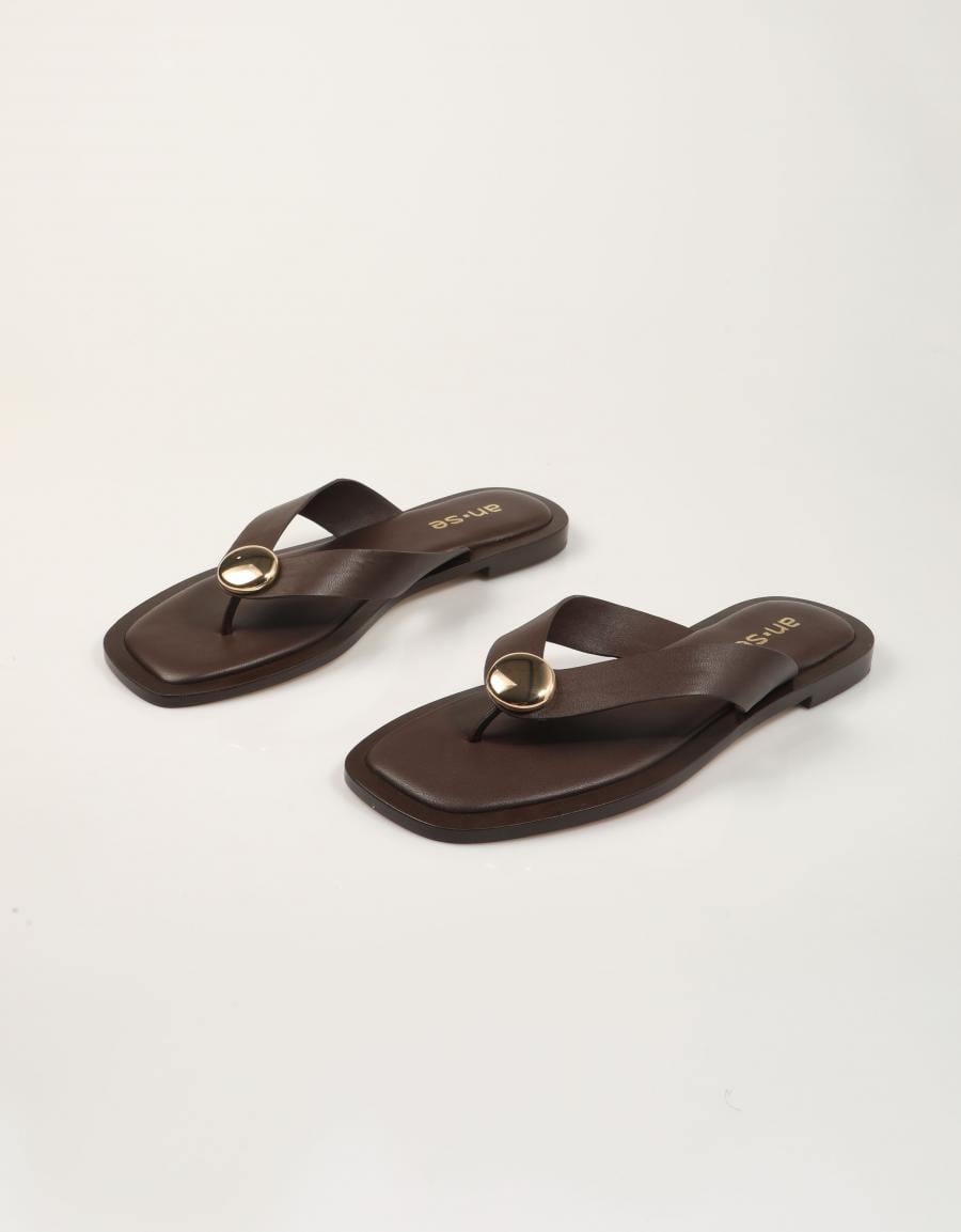 SANDALIAS AN-SE ESCLAVA CHAPA CHOCOLATE en color Marron