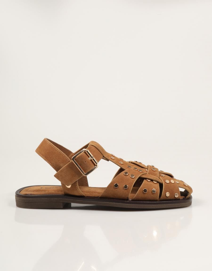 SANDALIAS TOP 3 ROMANA TACHAS CAMEL en color Cuero