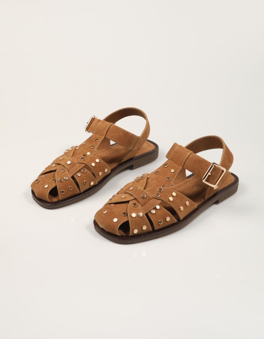 SANDALIAS TOP 3 ROMANA TACHAS CAMEL en color Cuero