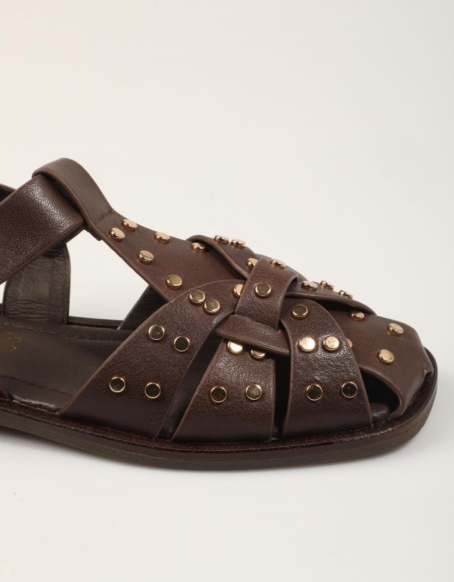 SANDALIAS TOP 3 ROMANA TACHAS PIEL MARRÓN en color Marron