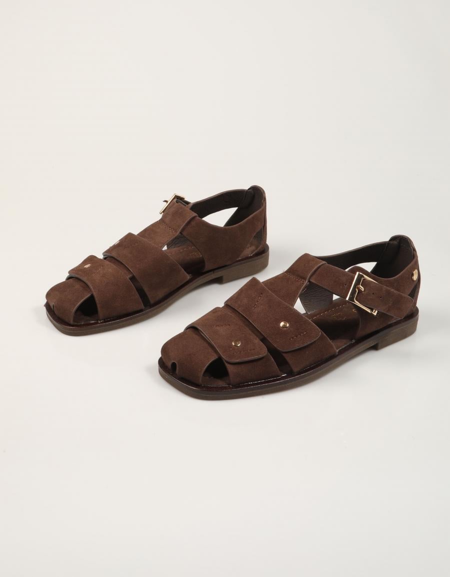 SANDALIAS TOP 3 ROMANA TACHAS SERRAJE MOKA en color Marron