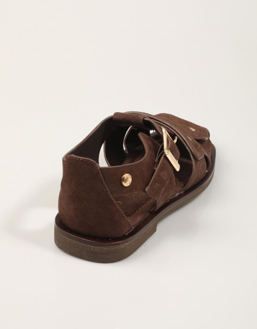 SANDALIAS TOP 3 ROMANA TACHAS SERRAJE MOKA en color Marron