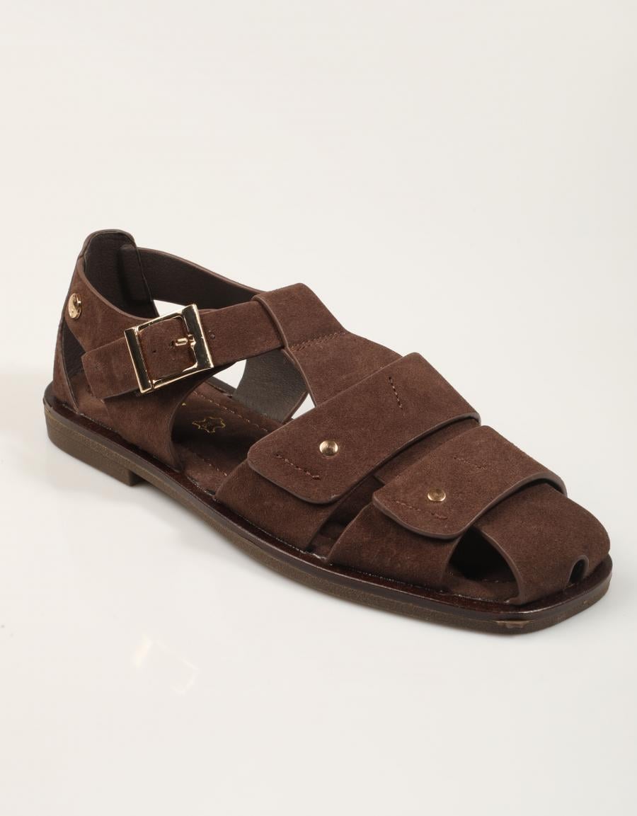 SANDALIAS TOP 3 ROMANA TACHAS SERRAJE MOKA en color Marron