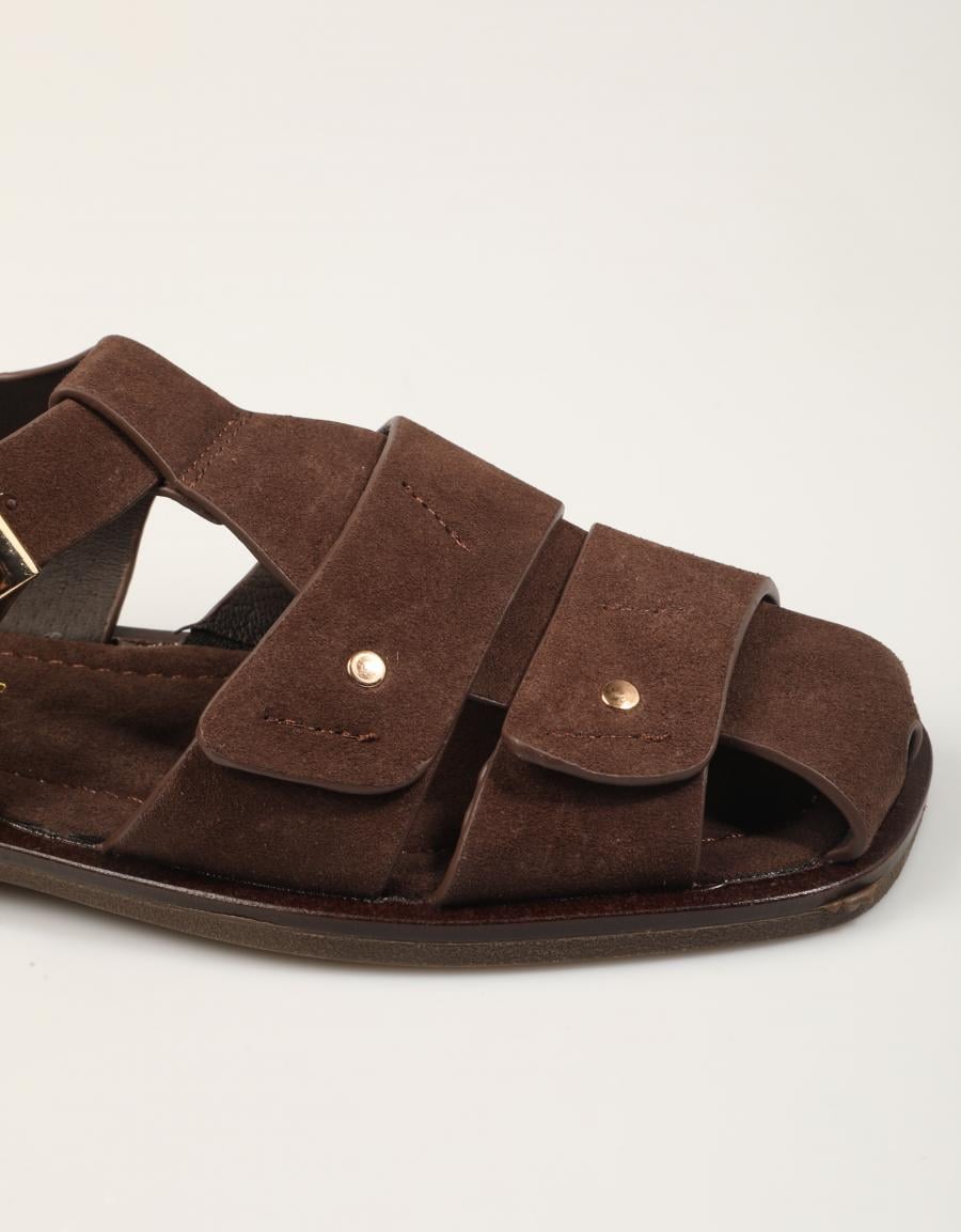 SANDALIAS TOP 3 ROMANA TACHAS SERRAJE MOKA en color Marron