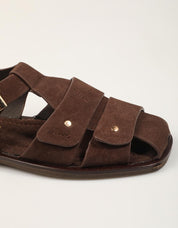 SANDALIAS TOP 3 ROMANA TACHAS SERRAJE MOKA en color Marron