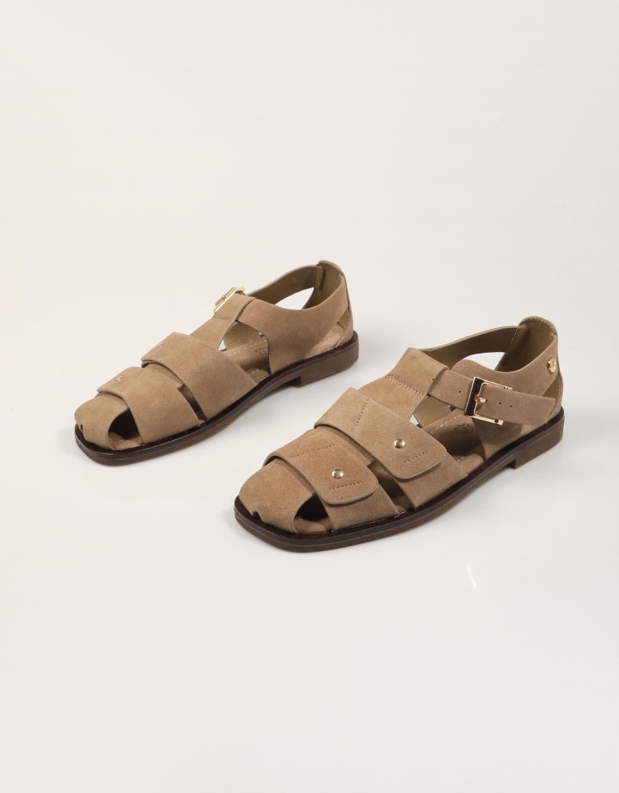 SANDALIAS TOP 3 ROMANA TACHAS SERRAJE PIEDRA en color Beige