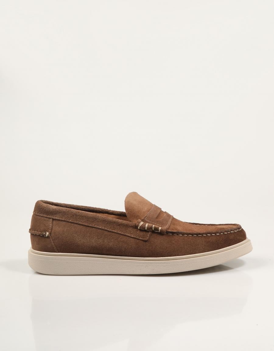 ZAPATOS FREELANCE MOCASIN LODO en color Taupe