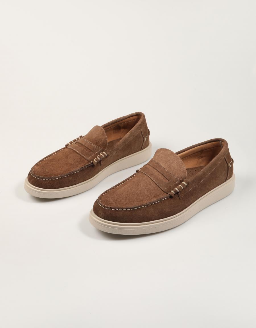 ZAPATOS FREELANCE MOCASIN LODO en color Taupe