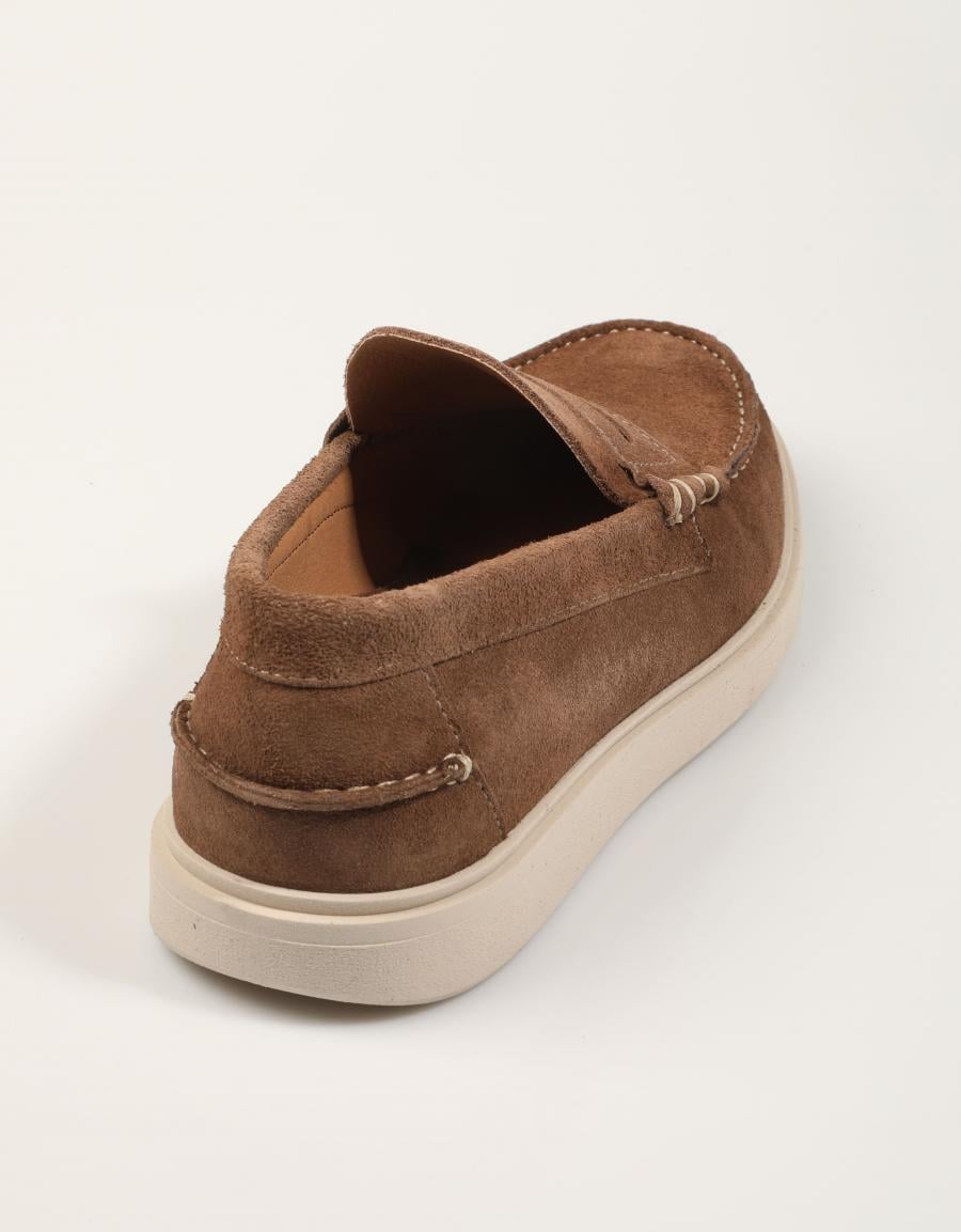 ZAPATOS FREELANCE MOCASIN LODO en color Taupe