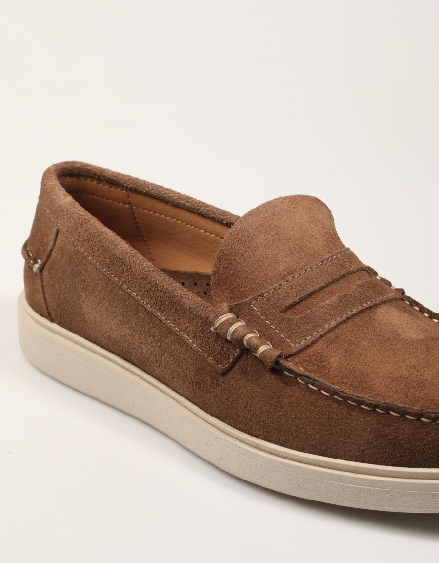 ZAPATOS FREELANCE MOCASIN LODO en color Taupe