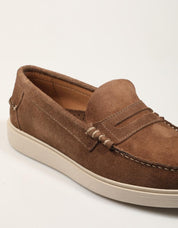 ZAPATOS FREELANCE MOCASIN LODO en color Taupe