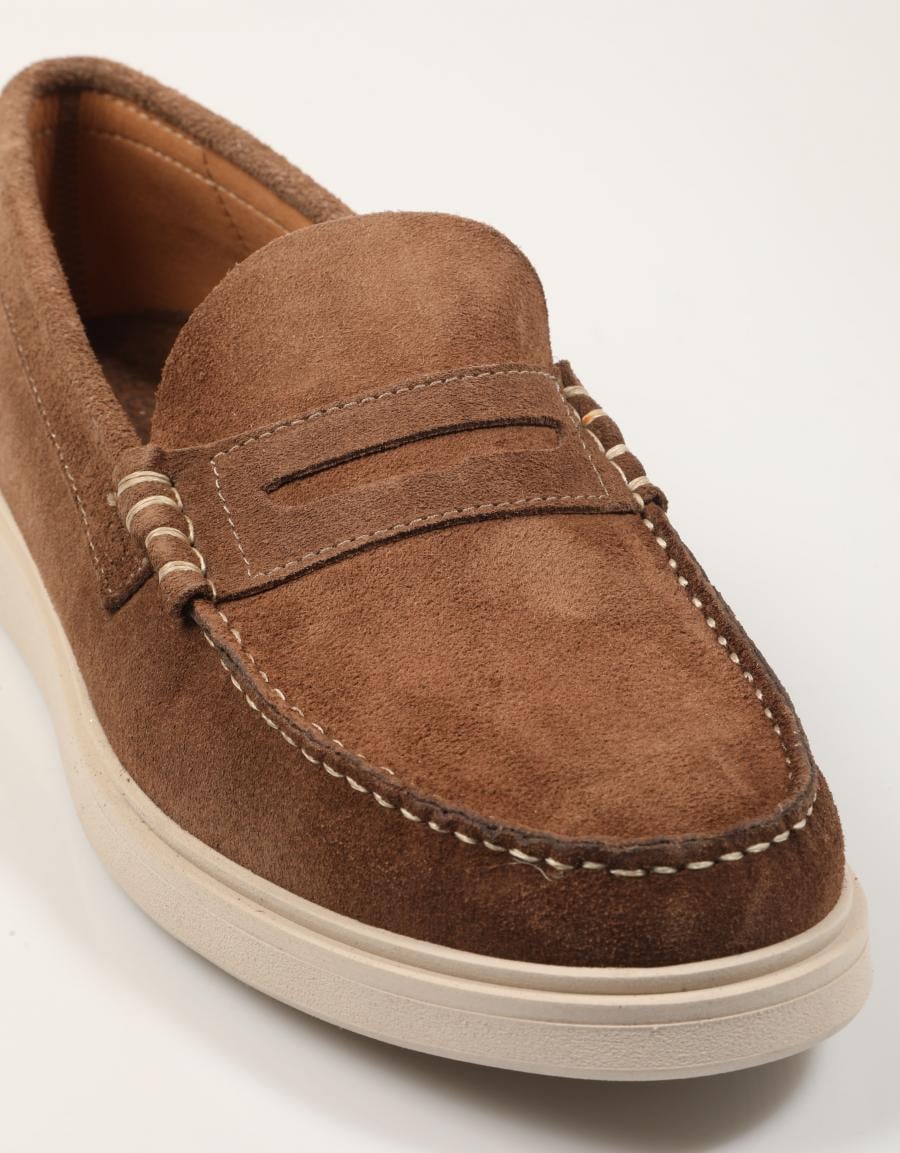 ZAPATOS FREELANCE MOCASIN LODO en color Taupe