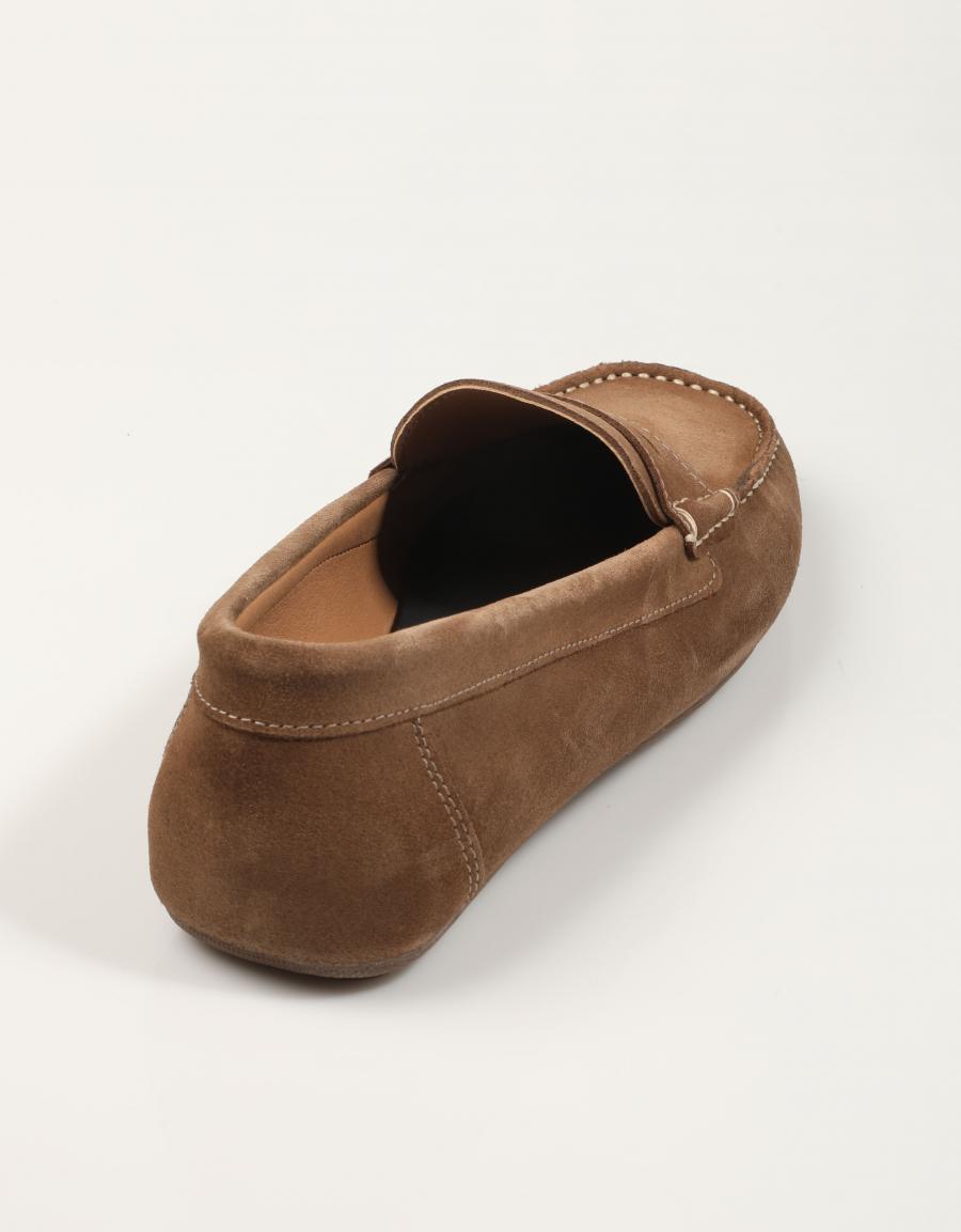 ZAPATOS FREELANCE MOCASIN VISON en color Taupe