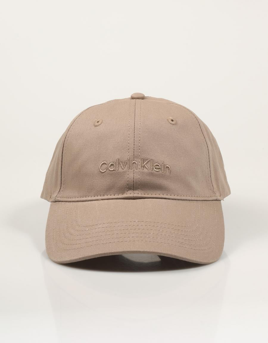 GORRA CALVIN KLEIN TITLECASE ROASTED LV04D5003G en color Beige