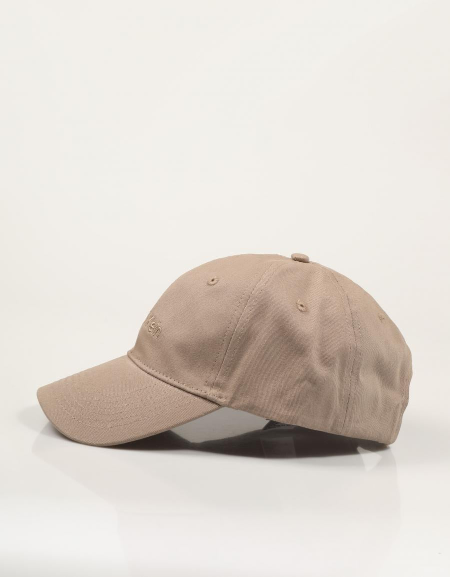GORRA CALVIN KLEIN TITLECASE ROASTED LV04D5003G en color Beige