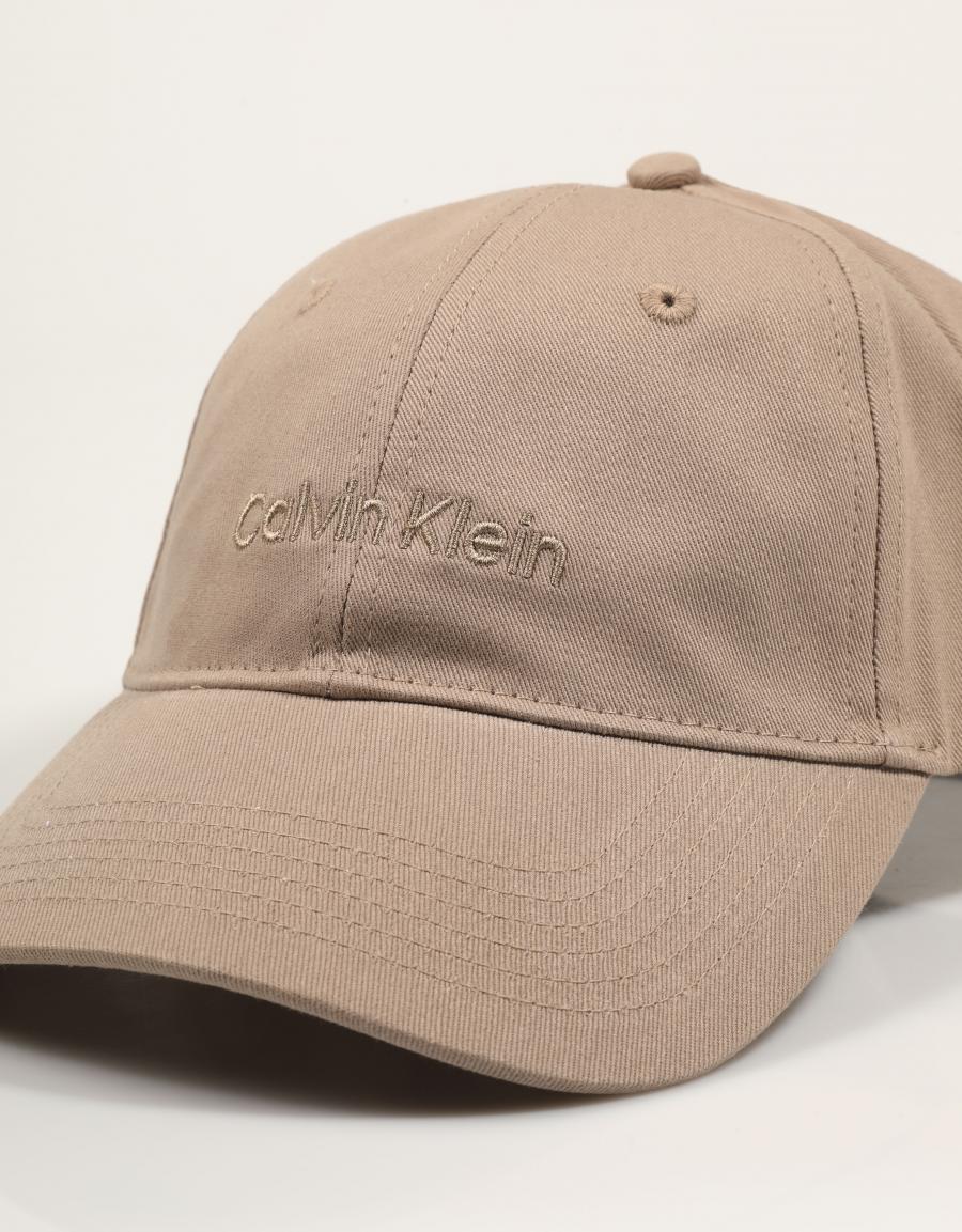 GORRA CALVIN KLEIN TITLECASE ROASTED LV04D5003G en color Beige