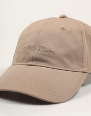 GORRA CALVIN KLEIN TITLECASE ROASTED LV04D5003G en color Beige