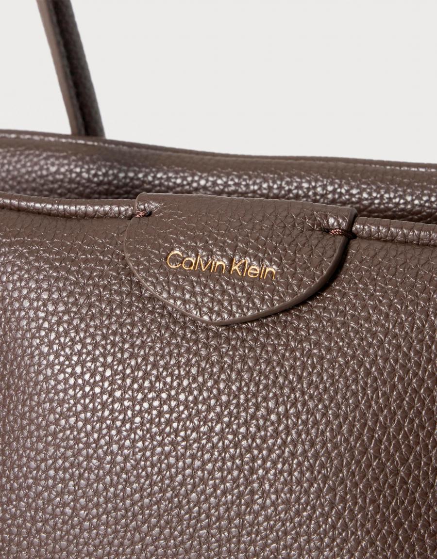 BOLSOS CALVIN KLEIN EMBLEM TRIO DELICIOSO LV04F3743G en color Marron