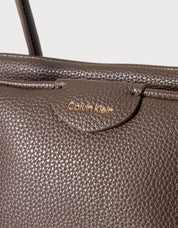 BOLSOS CALVIN KLEIN EMBLEM TRIO DELICIOSO LV04F3743G en color Marron