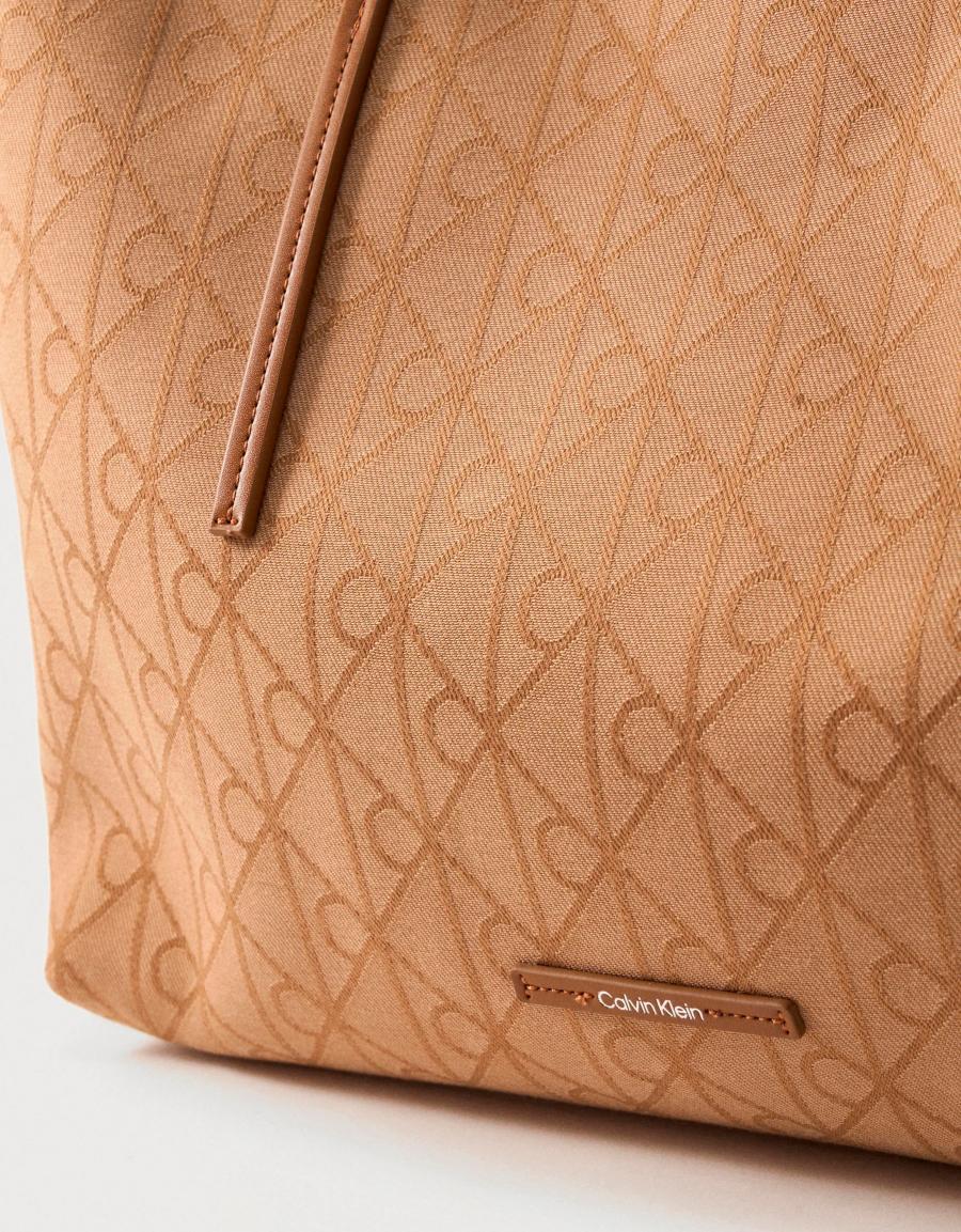 BOLSOS CALVIN KLEIN EMBLEM AOP CORNSTALK LV04F3750G en color Beige