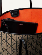 BOLSOS CALVIN KLEIN EMBLEM AOP BLACK LV04F3750G en color Negro