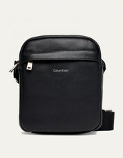 BANDOLERAS CALVIN KLEIN RAISED REPORTER BLACK LV04D3160G en color Negro