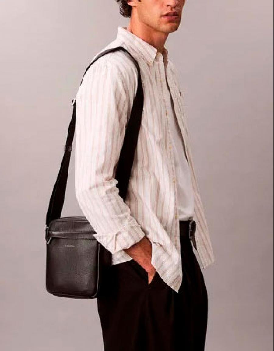 BANDOLERAS CALVIN KLEIN RAISED REPORTER BLACK LV04D3160G en color Negro