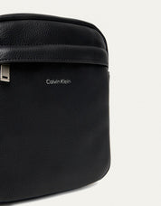 BANDOLERAS CALVIN KLEIN RAISED REPORTER BLACK LV04D3160G en color Negro