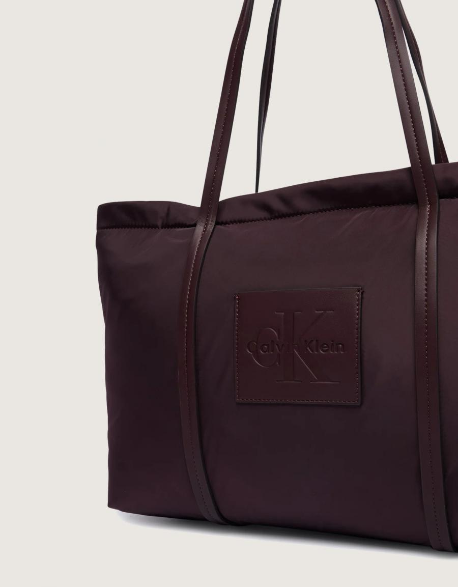 BOLSOS CALVIN KLEIN NYLON MEDIUM TOTE BAP LV04F3869G en color Burdeos