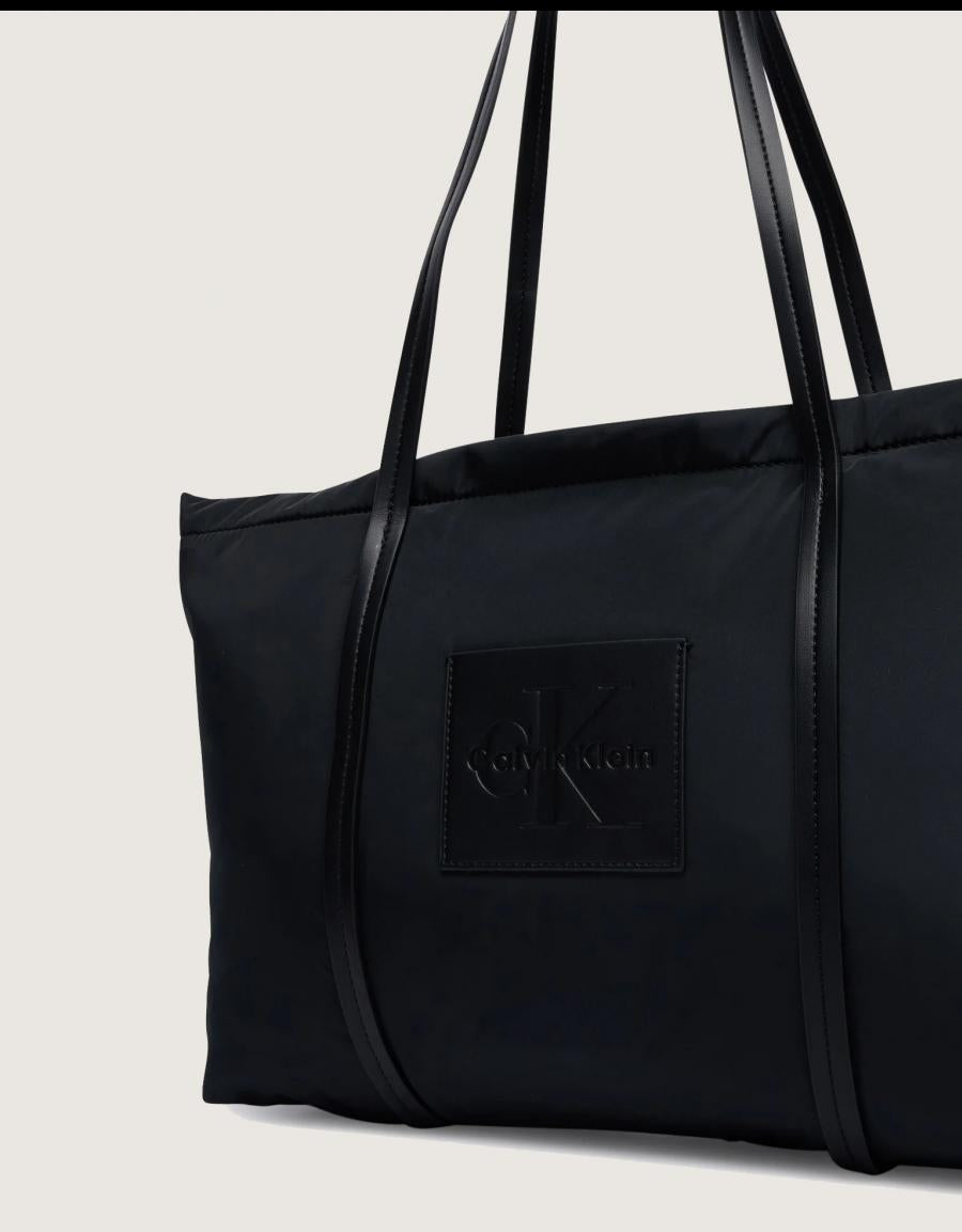 BANDOLERAS CALVIN KLEIN NYLON MEDIUM TOTE LV04F3869G en color Negro