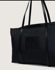 BANDOLERAS CALVIN KLEIN NYLON MEDIUM TOTE LV04F3869G en color Negro