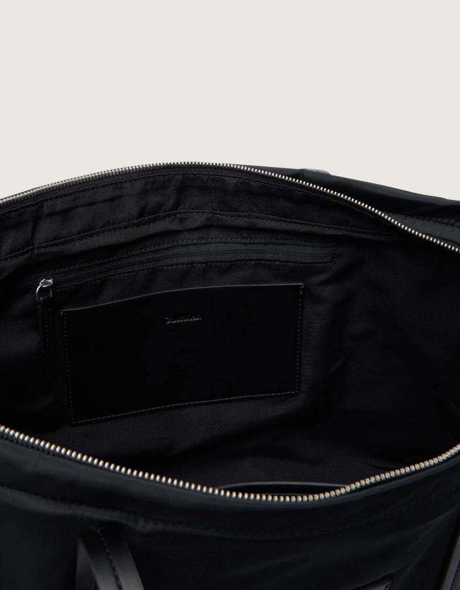BANDOLERAS CALVIN KLEIN NYLON MEDIUM TOTE LV04F3869G en color Negro