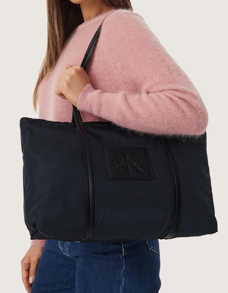 BANDOLERAS CALVIN KLEIN NYLON MEDIUM TOTE LV04F3869G en color Negro
