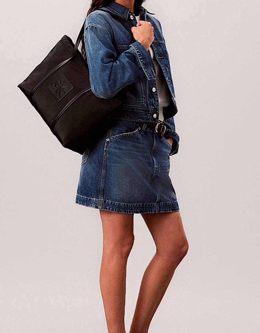 BANDOLERAS CALVIN KLEIN NYLON SMALL TOTE BLACK LV04F3868G en color Negro