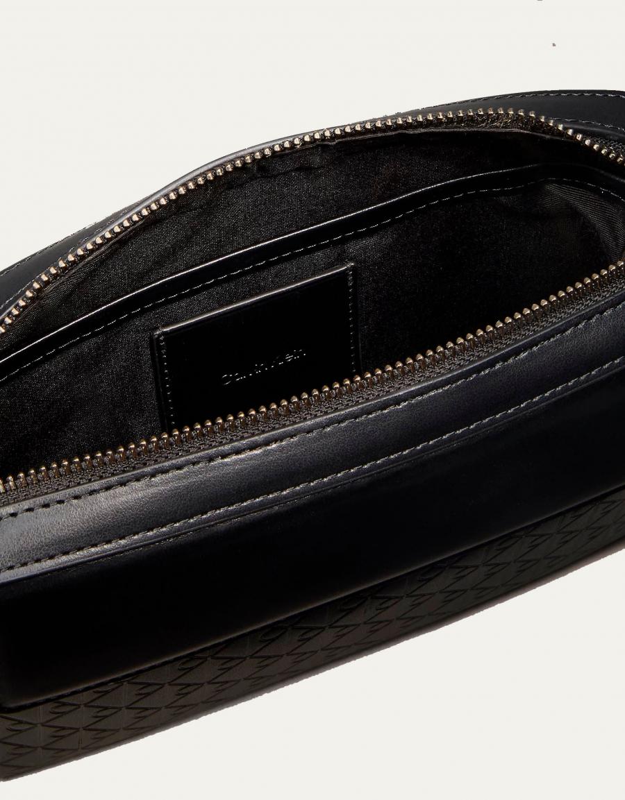 GORRA CALVIN KLEIN REFINED POUCH LV04D1369G en color Negro