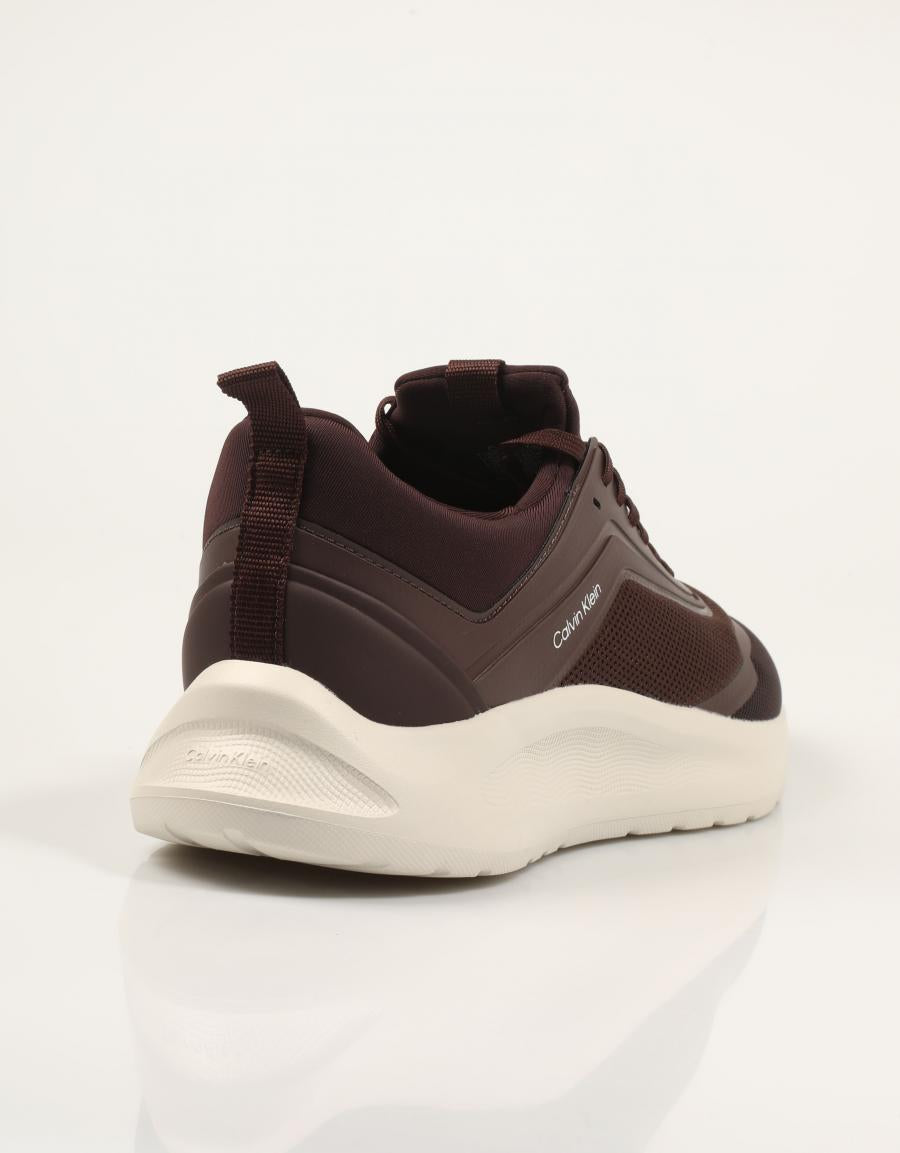ZAPATILLAS CALVIN KLEIN EVZ RUN BORDEAUX HM0HM02164 en color Marron