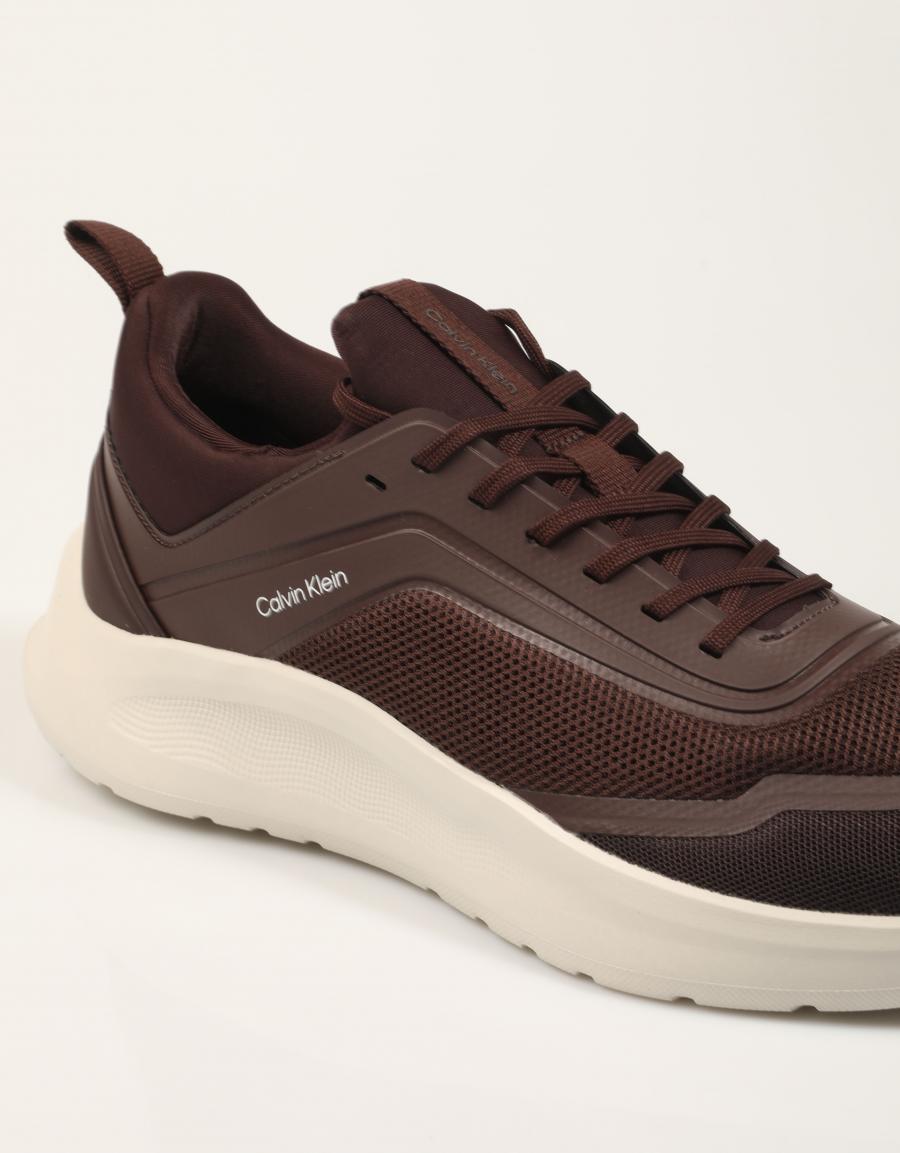 ZAPATILLAS CALVIN KLEIN EVZ RUN BORDEAUX HM0HM02164 en color Marron