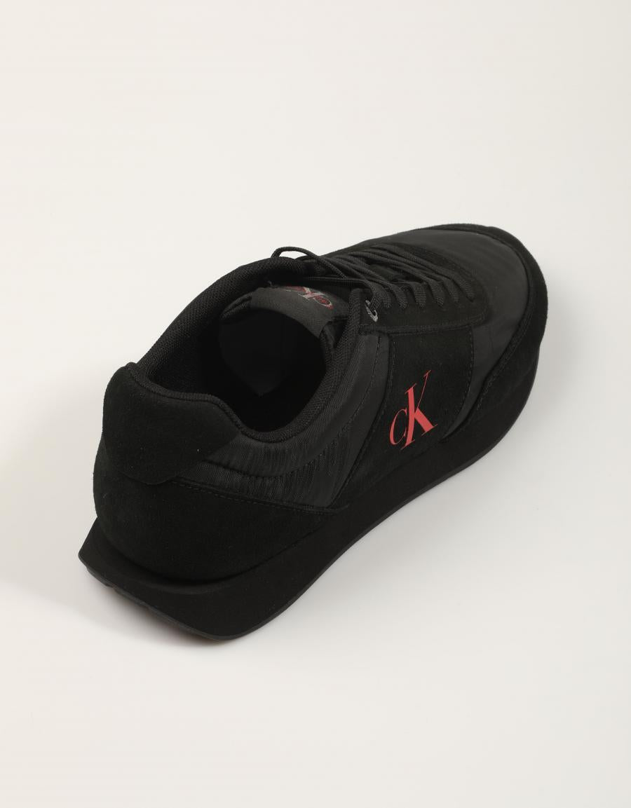 ZAPATILLAS CALVIN KLEIN RETRO RUNNE BLACK HM0HM02212 en color Negro