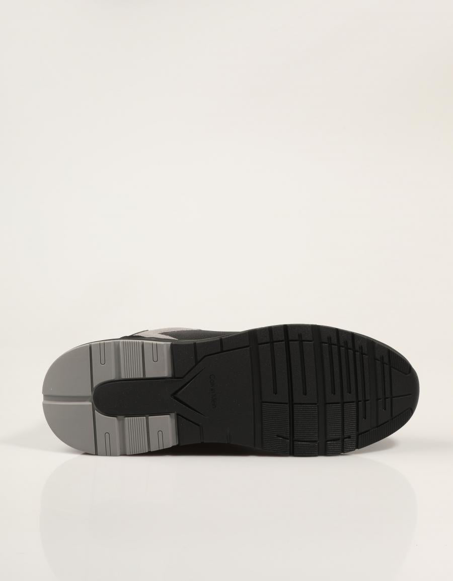 ZAPATILLAS CALVIN KLEIN CITY RUNNER BLACK HM0HM02308 en color Negro