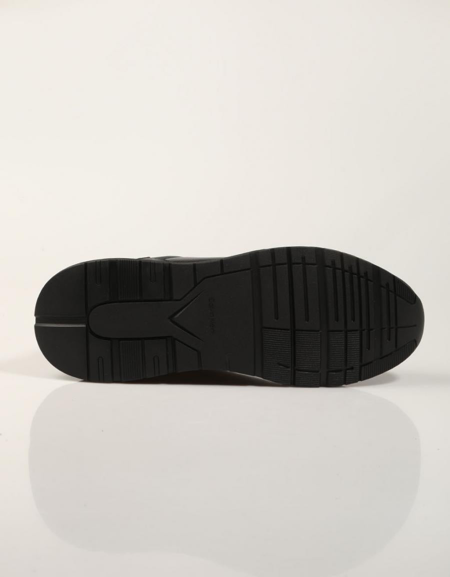 ZAPATILLAS CALVIN KLEIN CITY RUNNER BLACK HM0HM02309 en color Negro