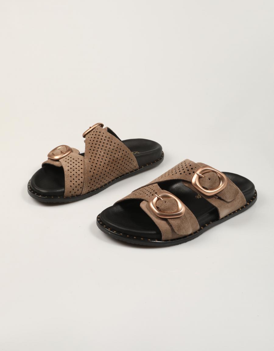 SANDALIAS REBECCA HOPE PALA 2 HEBILL SUGHERO en color Taupe