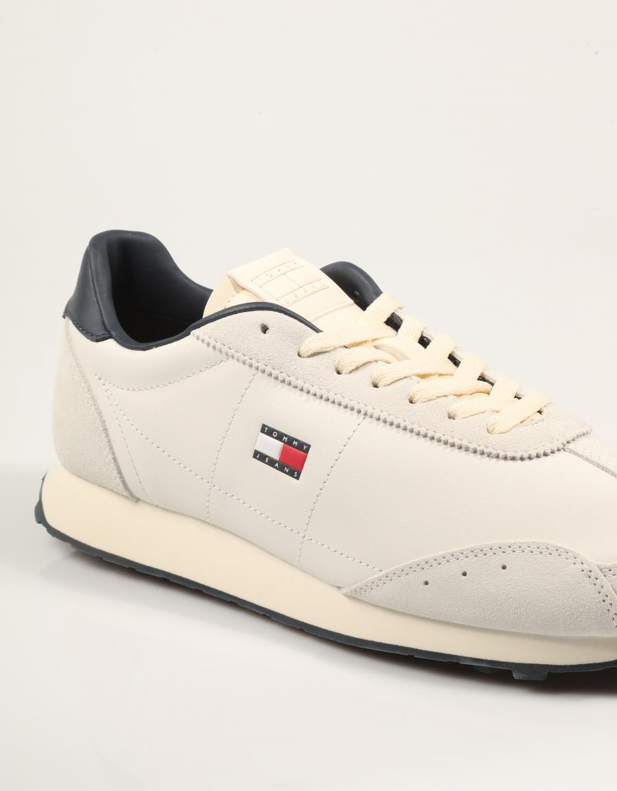 ZAPATILLAS TOMMY HILFIGER RETRO RUNNER WHITE RWB EM0EM01763 en color Blanco
