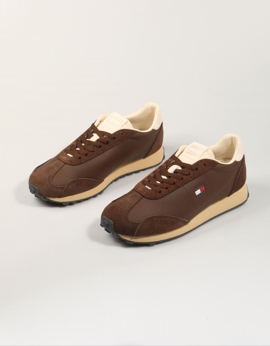 ZAPATILLAS TOMMY HILFIGER RETRO RUNNER BROWN EM0EM01763 en color Marron