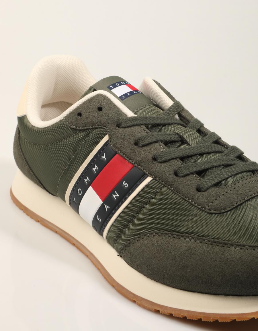 ZAPATILLAS TOMMY HILFIGER CORE CLASSIC RUNNER GREEN EM0EM01709 en color Kaki