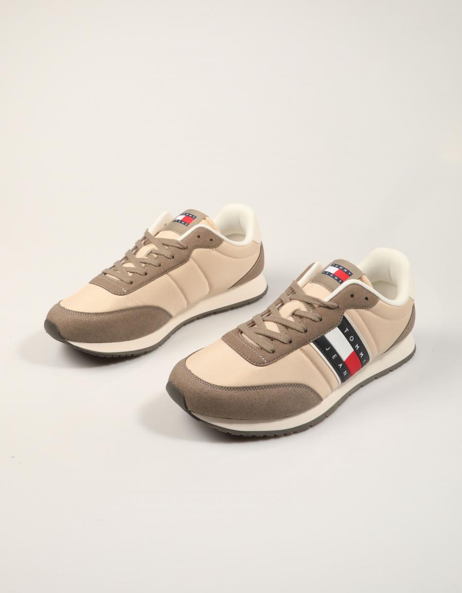 ZAPATILLAS TOMMY HILFIGER CORE CLASSIC RUNNER TAUPE EM0EM01709 en color Taupe