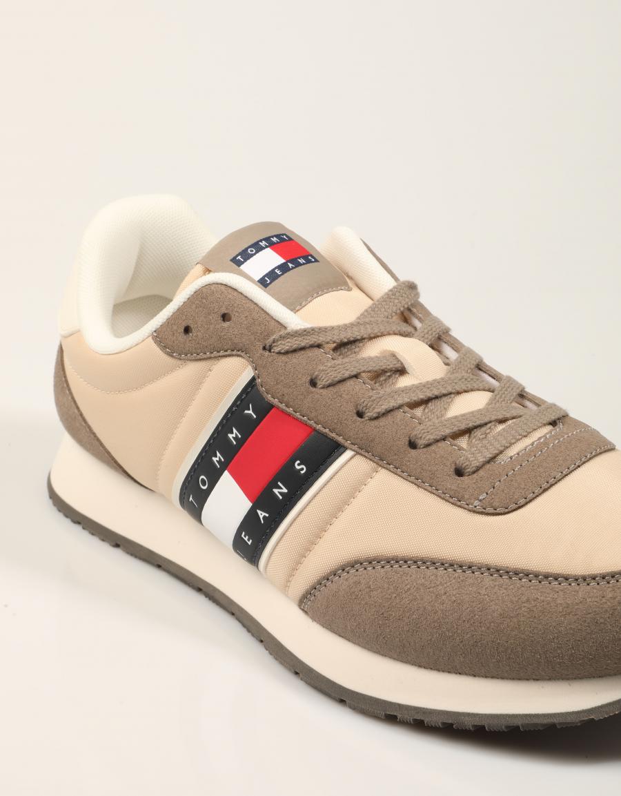 ZAPATILLAS TOMMY HILFIGER CORE CLASSIC RUNNER TAUPE EM0EM01709 en color Taupe