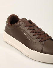 ZAPATILLAS TOMMY HILFIGER TH COURT COCOA FM0FM05367 en color Marron
