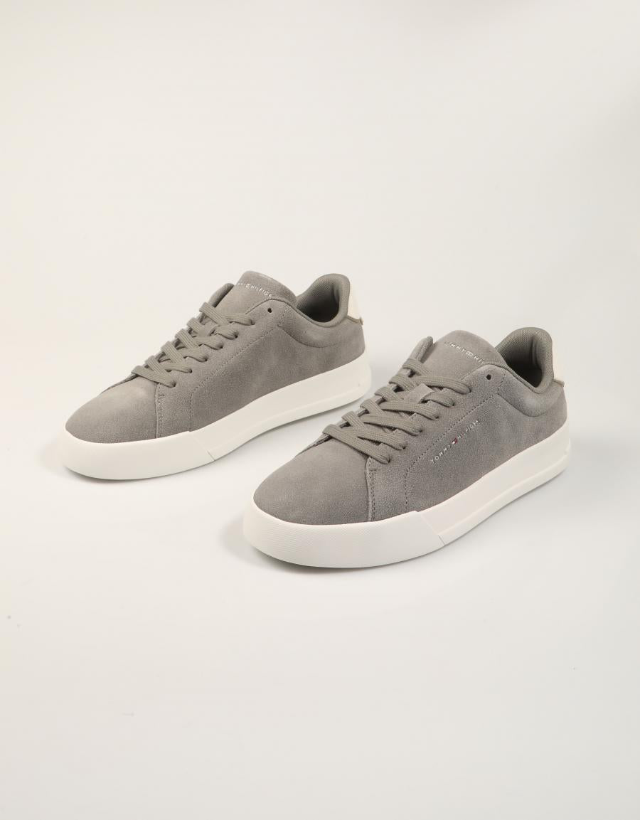 ZAPATILLAS TOMMY HILFIGER TH COURT SUEDE GREY FM0FM05716 en color Gris